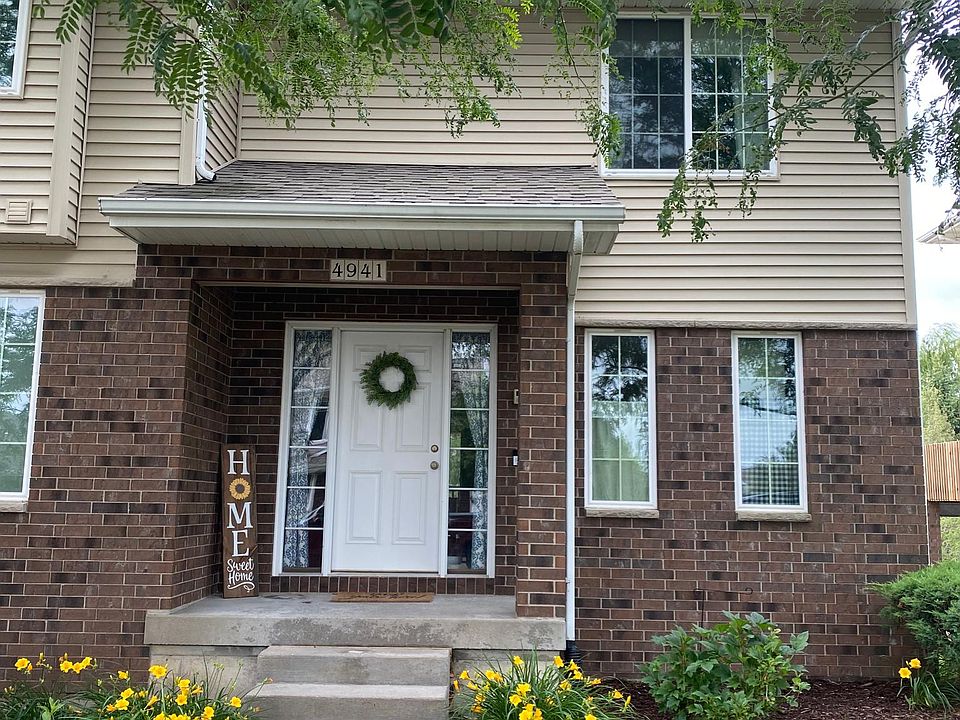 front of townhouse, end unit of a 4-unit building