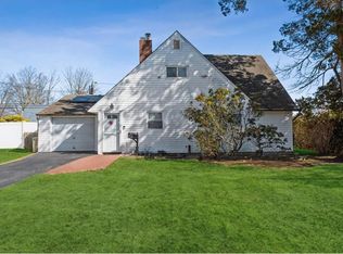 23 Fireplace Ln, Hicksville, NY
