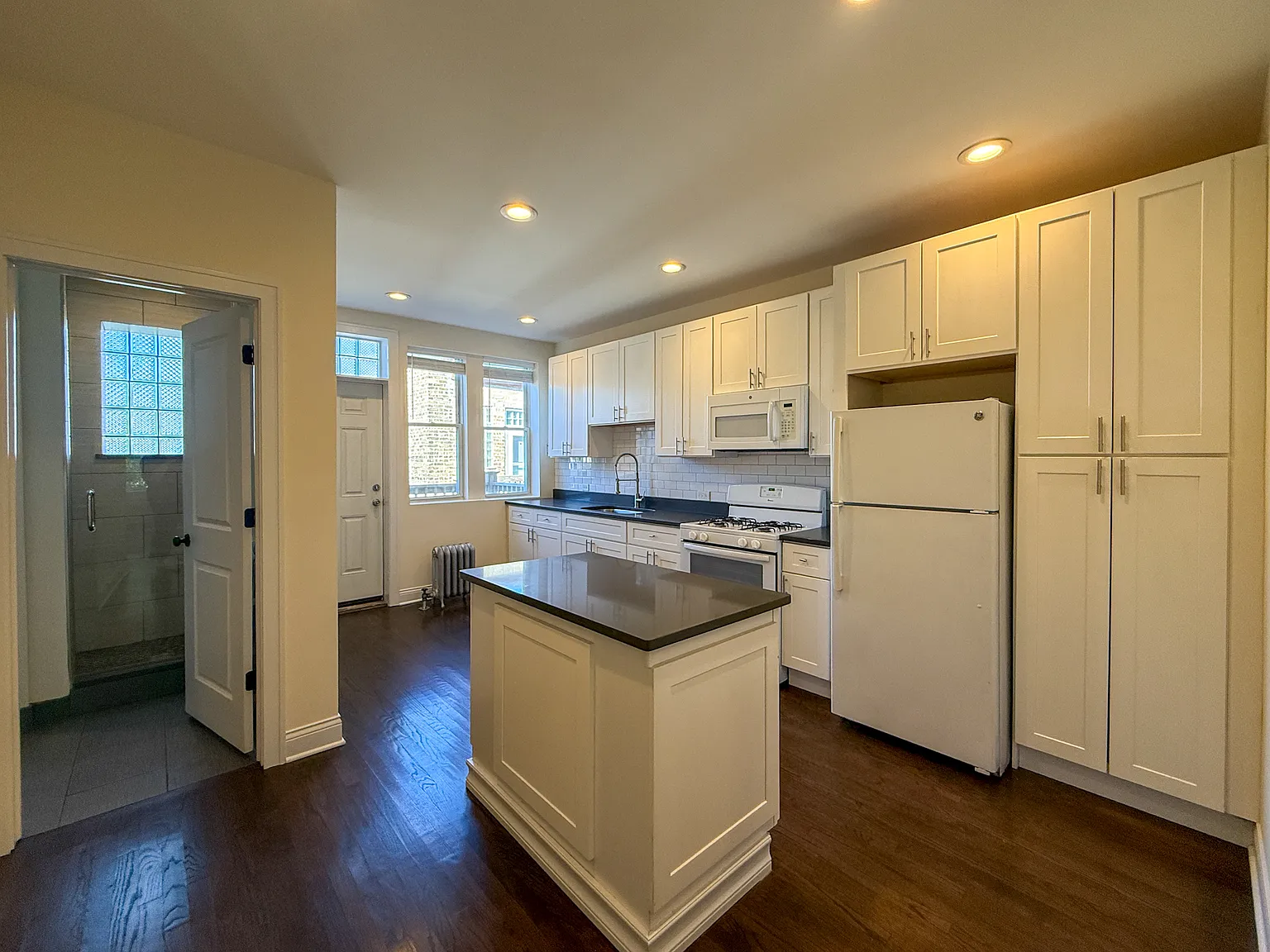 1 bed, 850 sqft, $2,000 — Photo 2