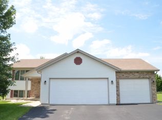6829 Moonlight Cir, Sun Prairie, WI 53590