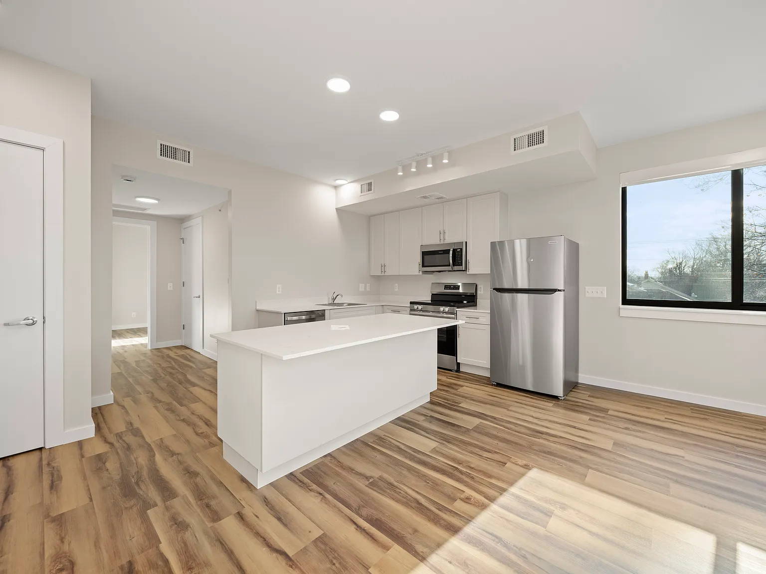 1 bed, 677 sqft, $1,300 — Photo 4