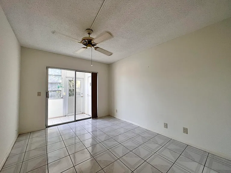 37 Cambridge Rd E #B — Photo 30