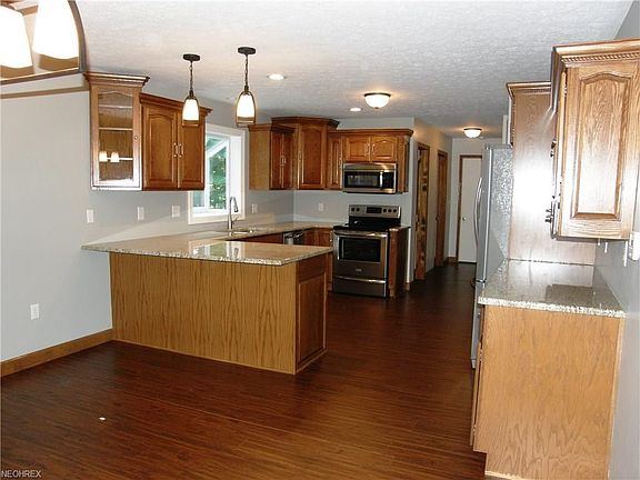 Kraft Made oak cabinets, breakfast bar, new lighting, new Gallery SS appliances
