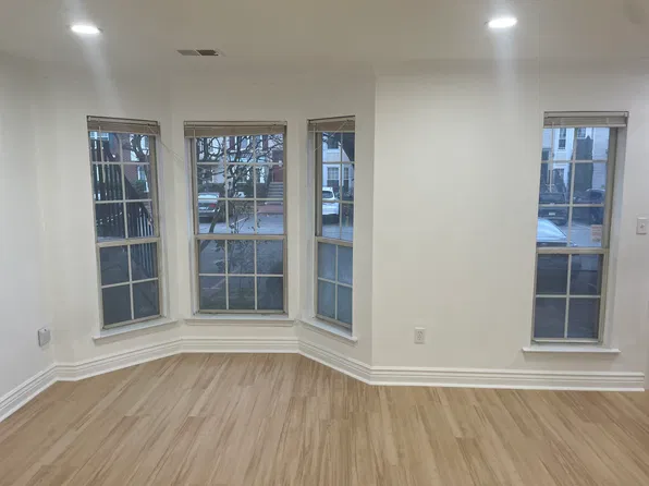 41 Walnut St, Jersey City, NJ 07305