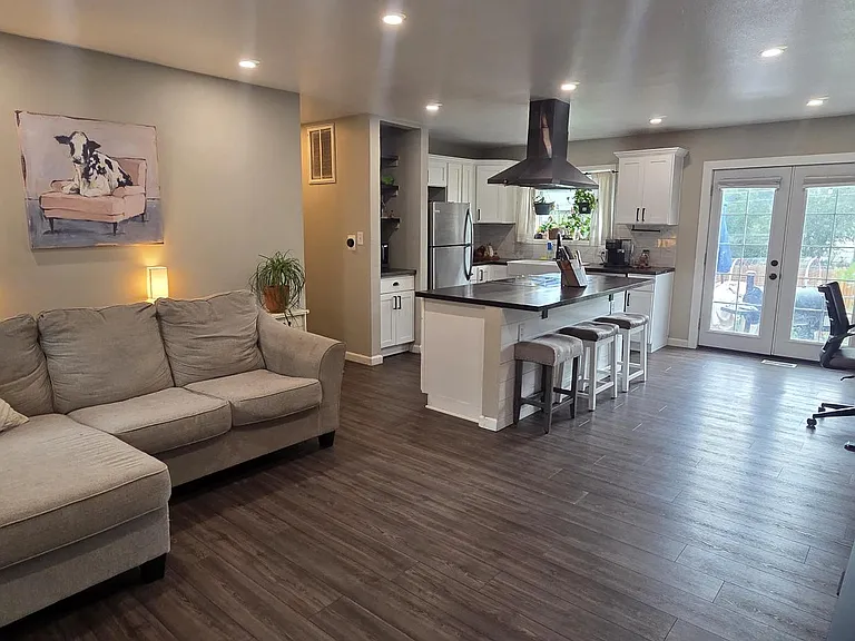 2104 Whitewood Dr — Photo 3