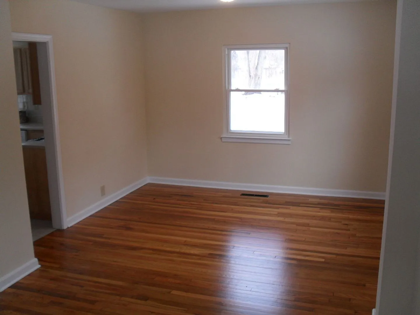 **3-Bedroom Home W/ Attached Garage In Beechwold — Photo 3