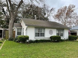 703 E 14th St, Cameron, TX 76520