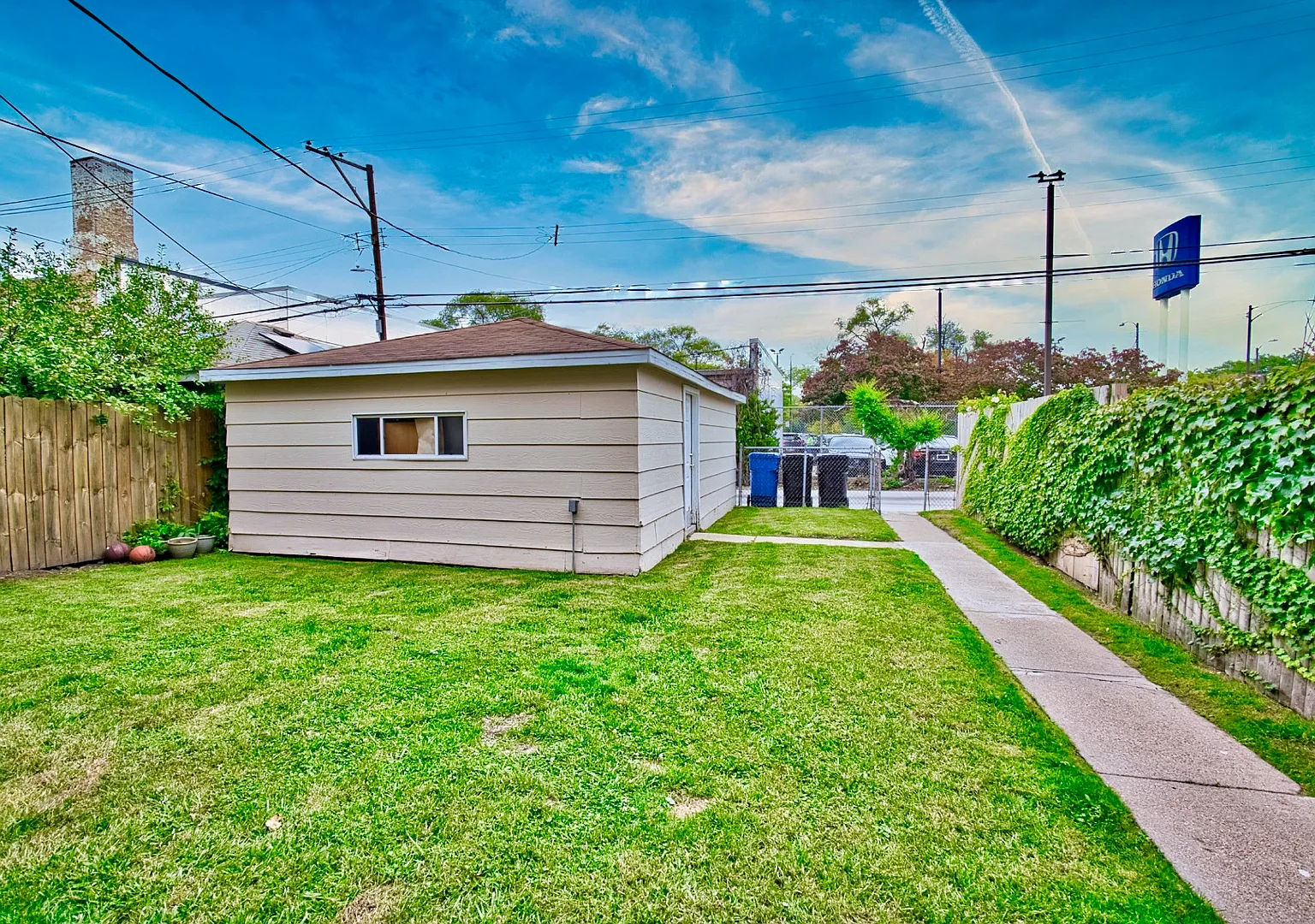 3 bed, 1.5 bath, 1111 sqft, $2,700 — Photo 2