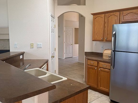 4th image of 9816 Sierra Morena St NW