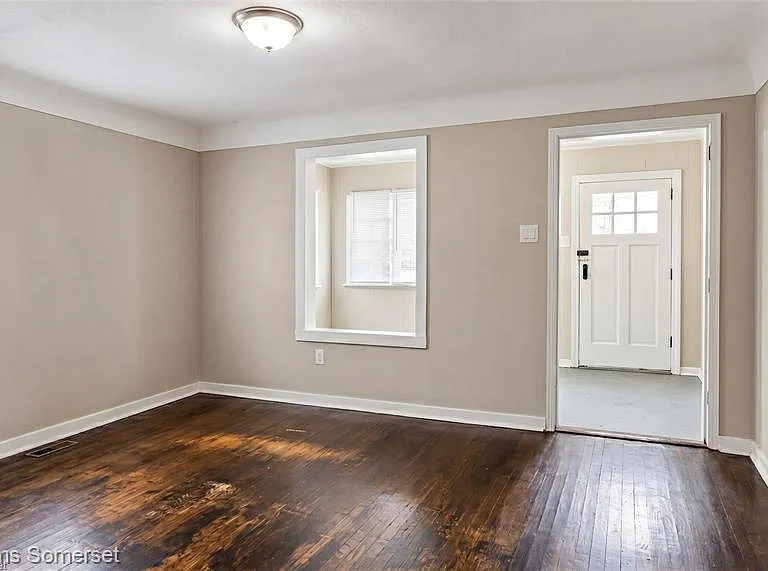 7256 Prospect Ave — Photo 4
