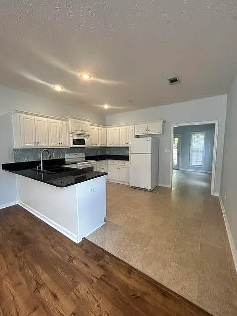 3 bed, 2.0 bath, 1524 sqft, $1,800 — Photo 3