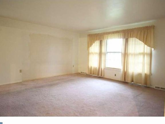 2nd image of 707 W Birchtree Ln