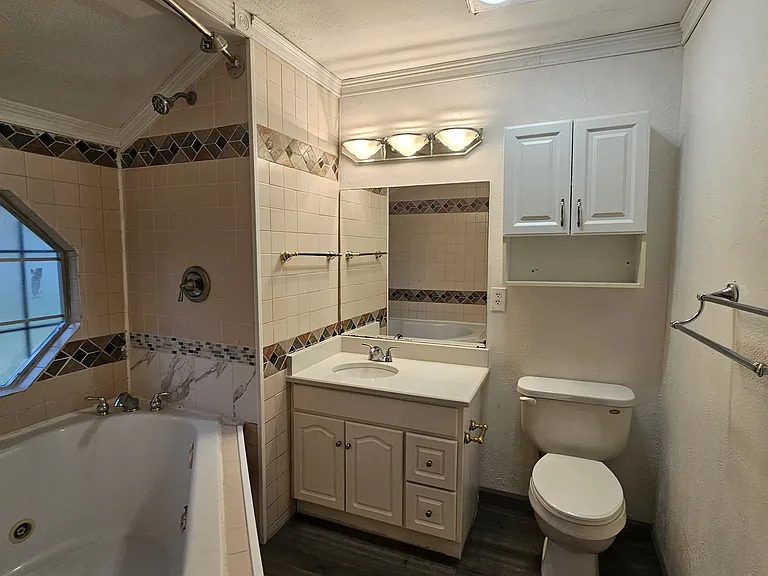 4904 Beacon Ct — Photo 6