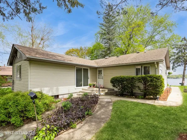 3714 W Lake Shore Dr, Wonder Lake, IL 60097