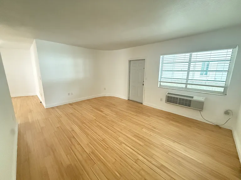 6930 Rue Vendome #3 — Photo 2