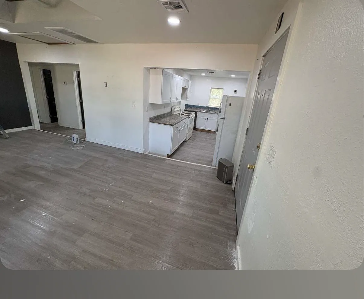 3 bed, 900 sqft, $1,200 — Photo 1