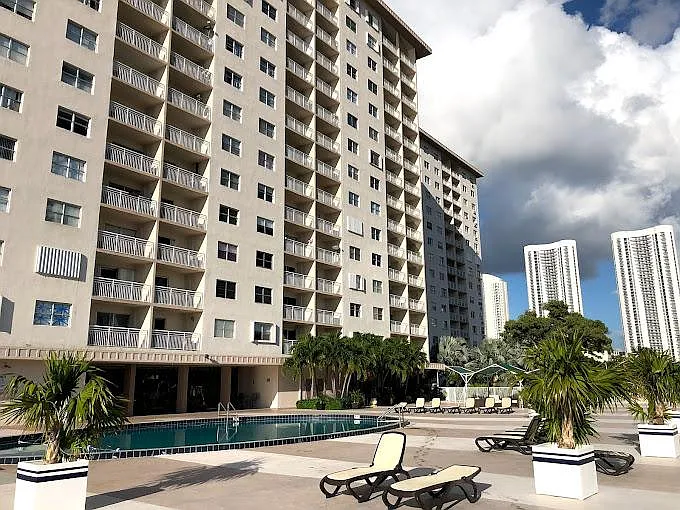 400 Kings Point Dr #715 — Photo 4