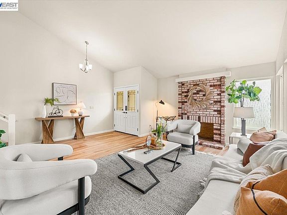 3rd image of 4 Woodview Ct