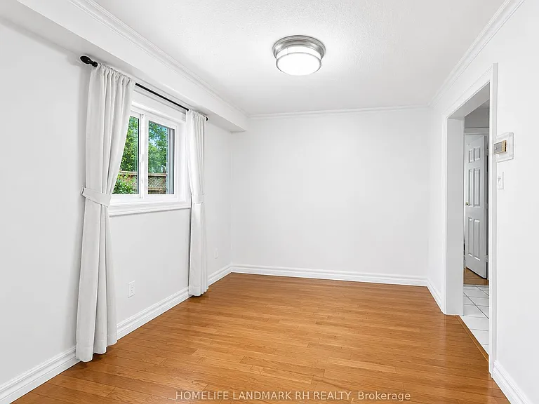 101 Pentland Cres — Photo 3