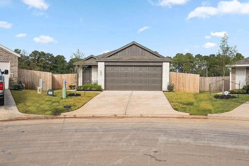 4 bed, 2.0 bath, 1602 sqft, $2,000 — Photo 1