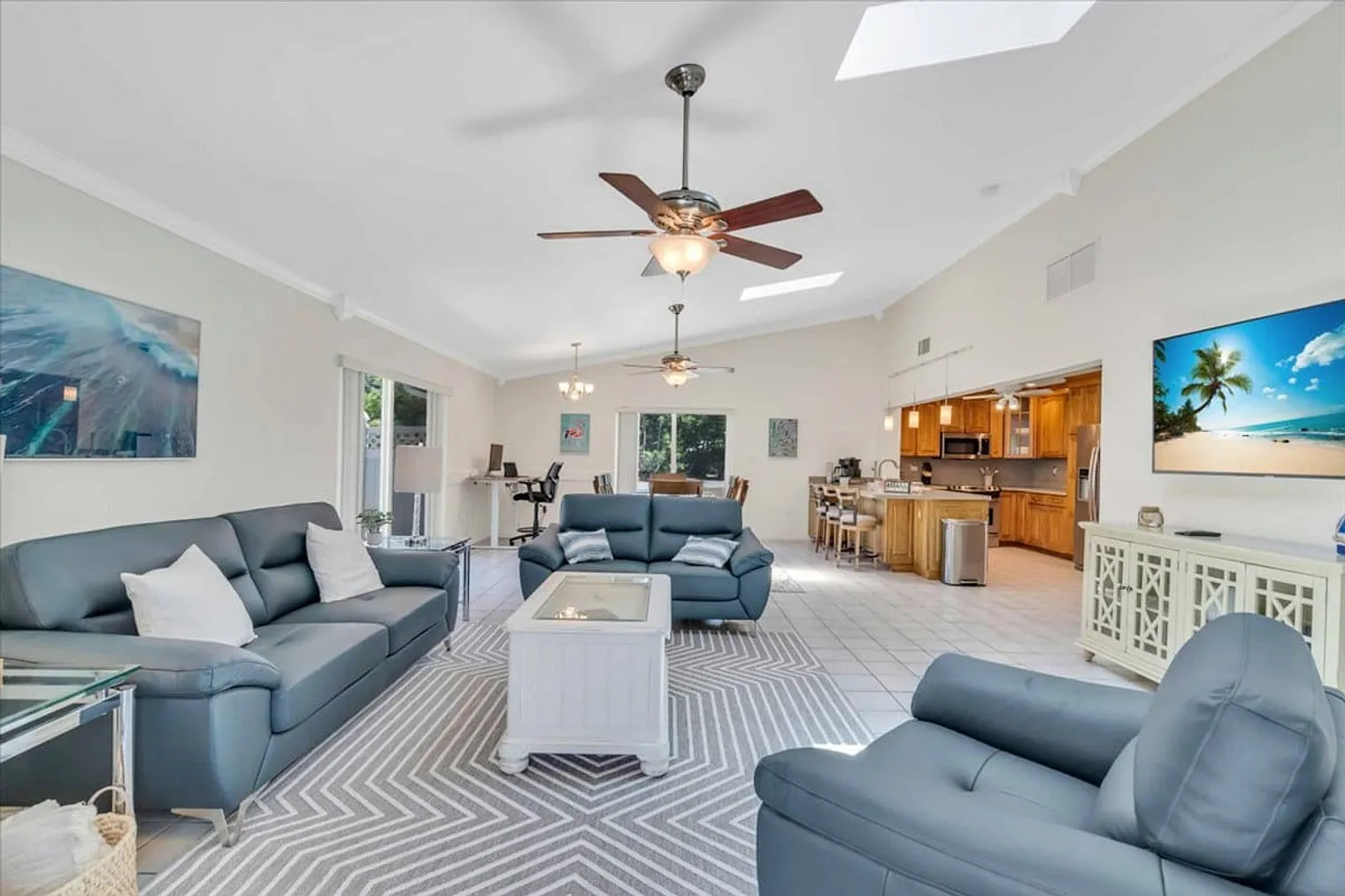 2 bed, 1.0 bath, $4,281 — Photo 2