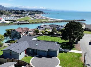 210 Del Norte Ln, Brookings, OR 97415