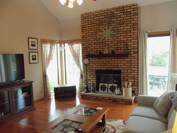 4th image of 1009 Lakewood Dr APT E