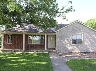 17568 Kansas Ave, Tonganoxie, KS 66086
