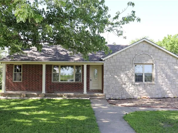 17568 Kansas Ave, Tonganoxie, KS 66086
