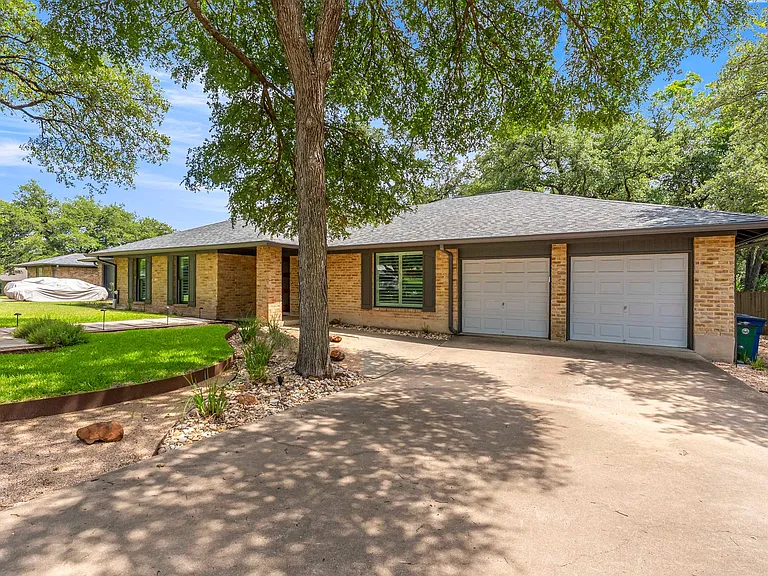 2607 N Shields Dr — Photo 2