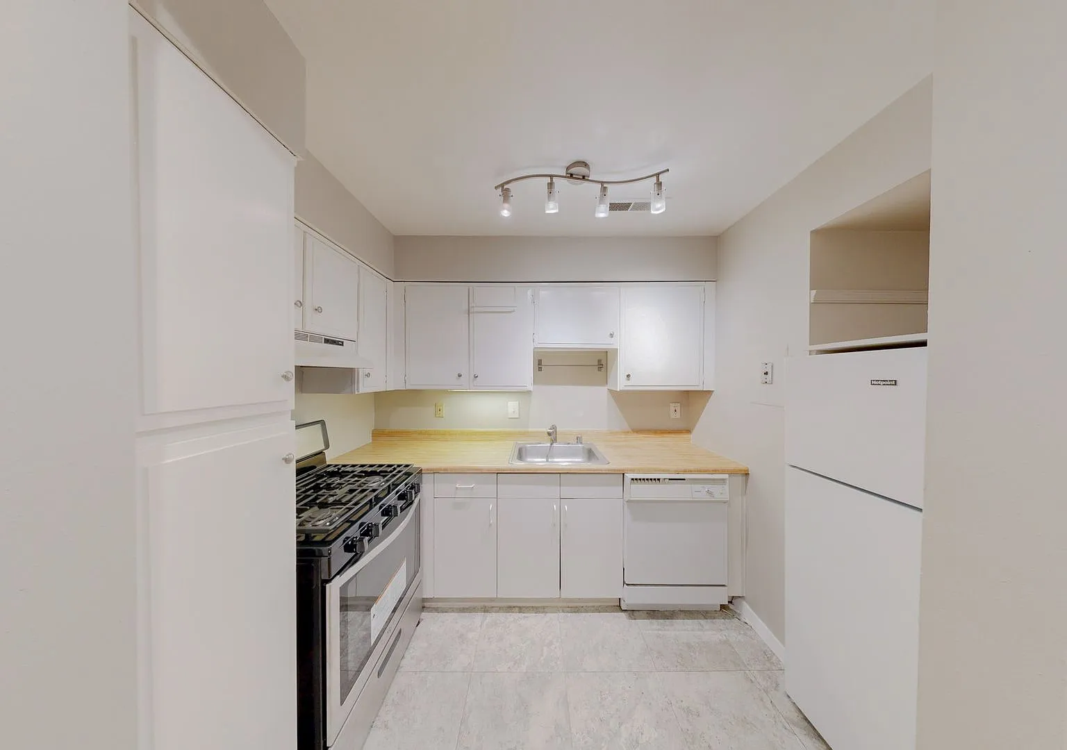 Fresh and Ready - 1Bed/1Bath/Amazing Location - Close to Metro! — Photo 2