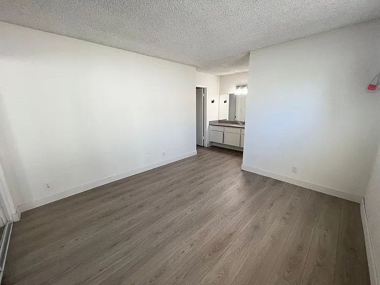 212 E Elmwood Ave — Photo 11
