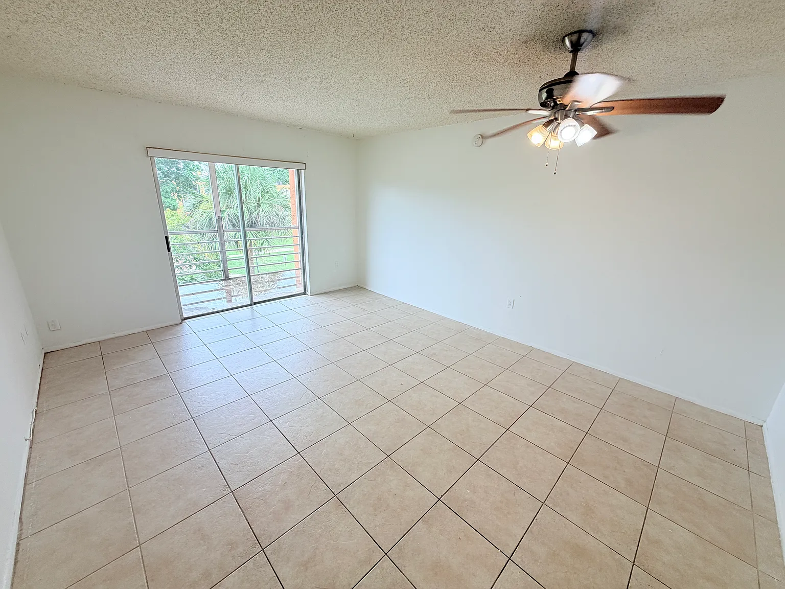 1 bed, 1.5 bath, 695 sqft, $1,550 — Photo 2