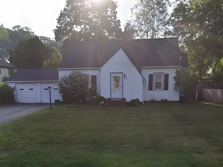 1060 Pixley Rd — Photo 1