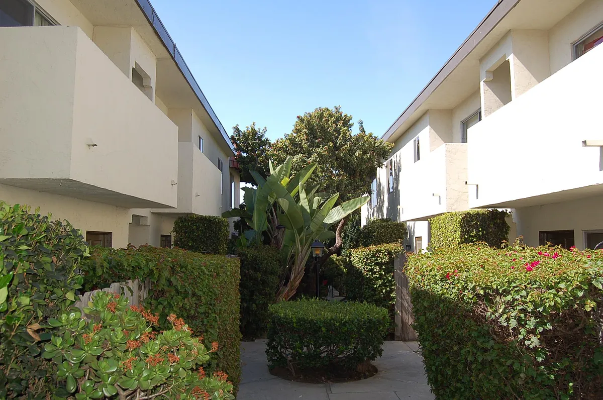 Building Photo - 1324 Barry Ave #8