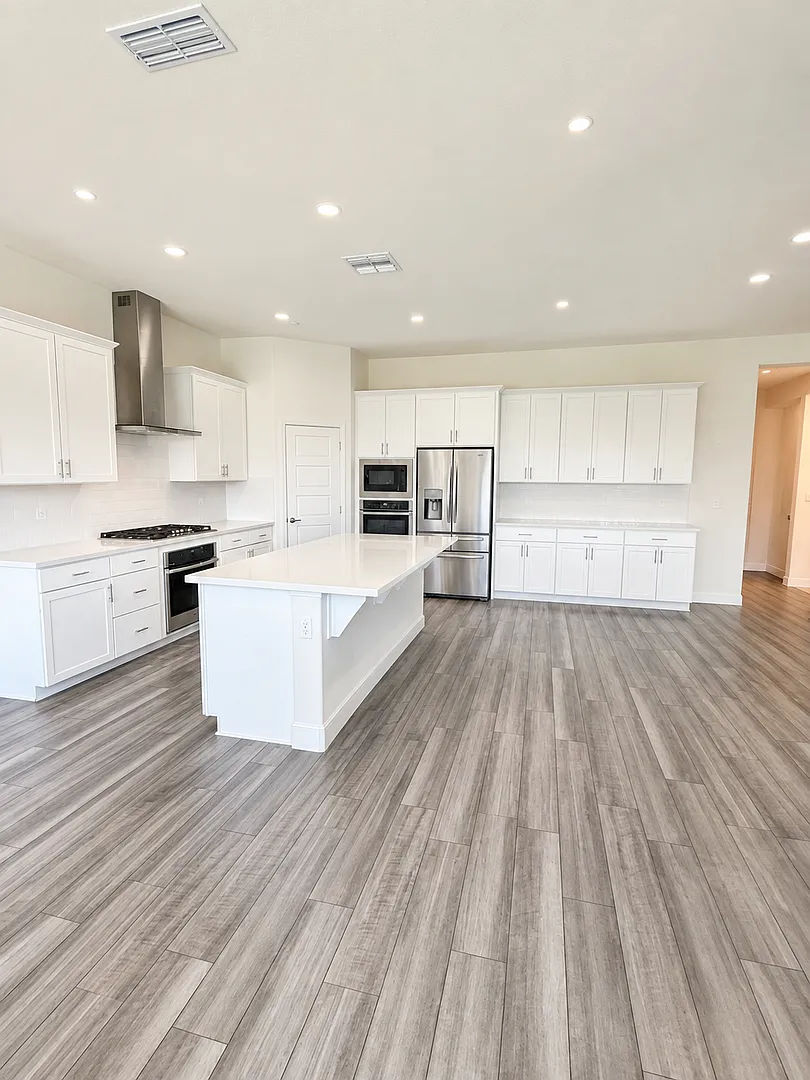 Beautiful 3-Bedroom Home with Open Floor Plan & Community Pool — Photo 4