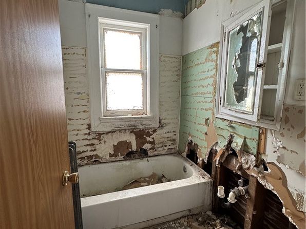 des-moines-iowa-2082887217 picture