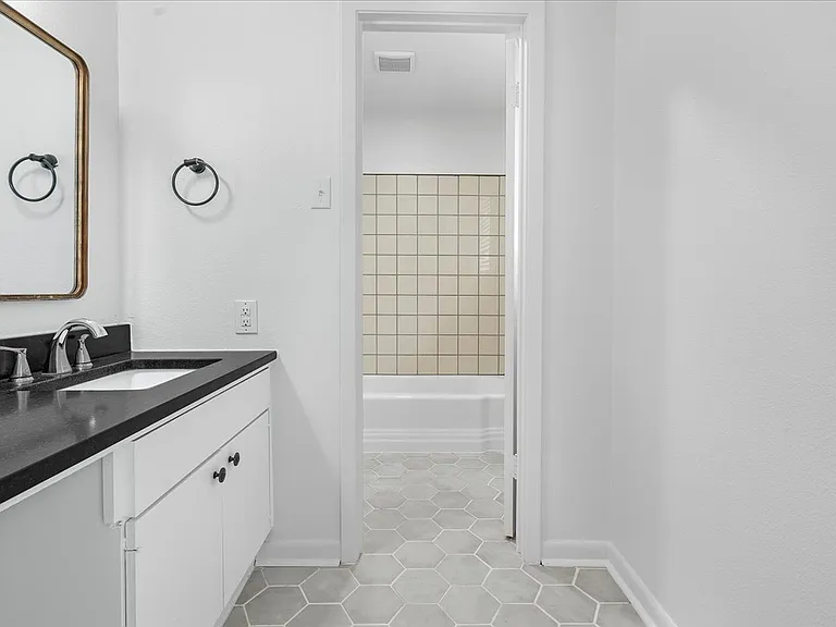 2809 Olympia Dr — Photo 4