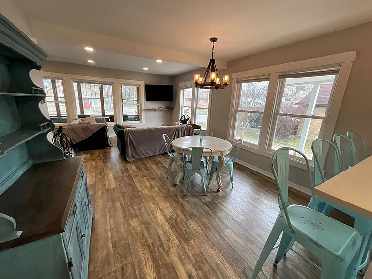 1336 Wolcott Ave — Photo 7