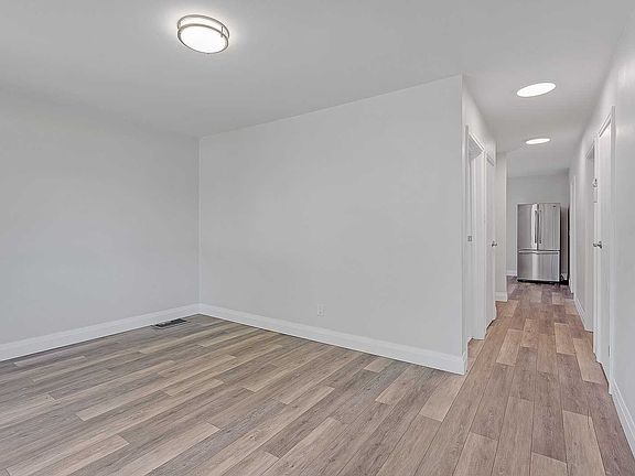 3rd image of 822 Douglas St
