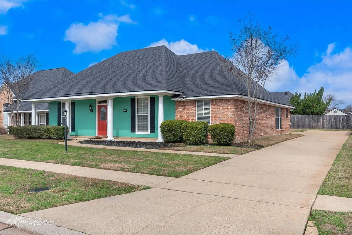 Building Photo - 3303 Colonial Dr