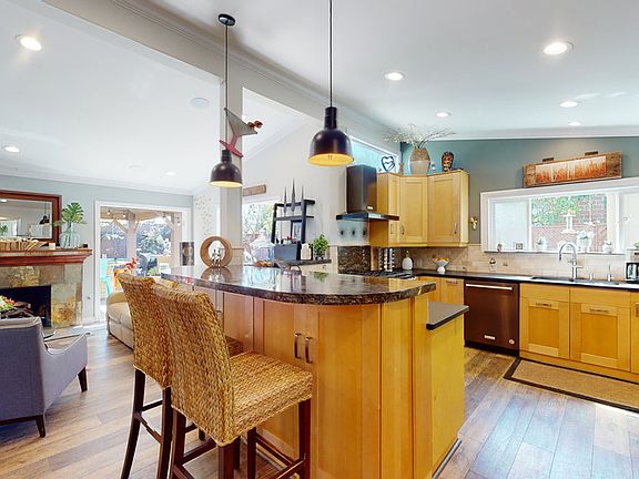 5th image of 2755 Wyandotte Ave