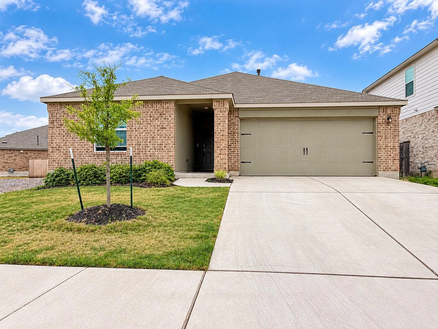 4 bed, 2.0 bath, 1662 sqft, $1,900 — Photo 1