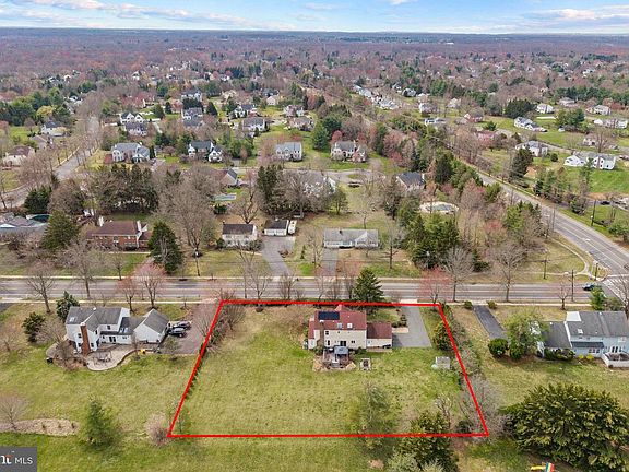3rd image of 374 Village Rd E