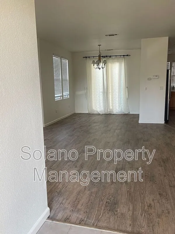 3 bed, 2.5 bath, 2026 sqft, $3,300 — Photo 2