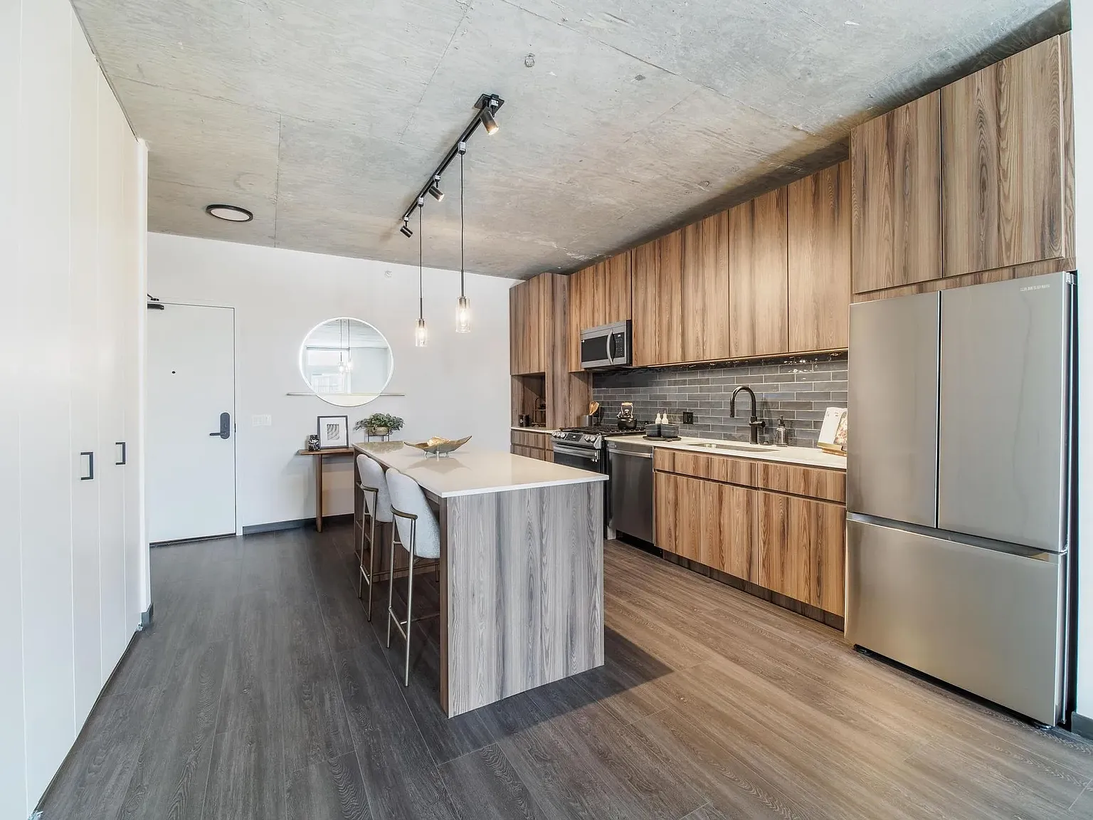 1 bed, 671 sqft, $3,060 — Photo 2