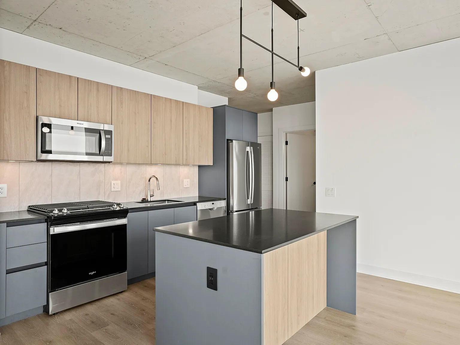 3 bed, 2.0 bath, $6,196 — Photo 3