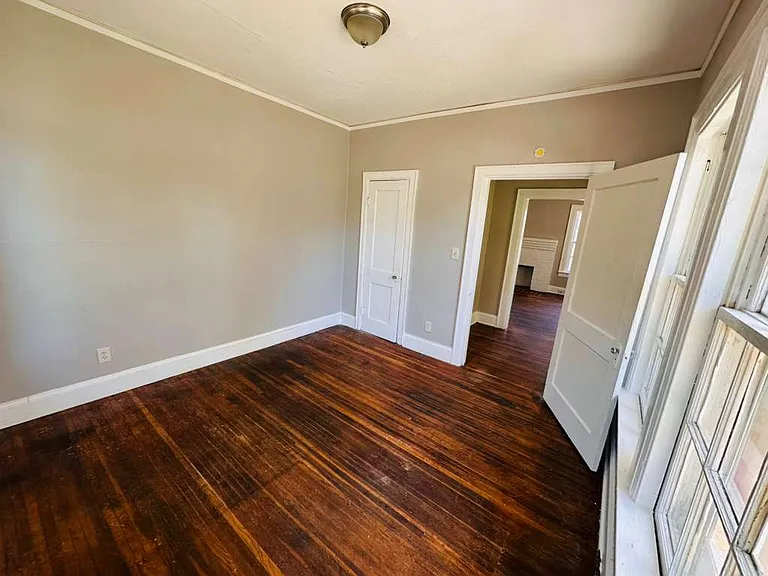 1921 James Ave — Photo 7