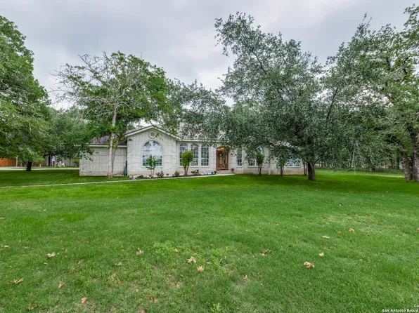 306 Kerry Ln, Floresville, TX 78114