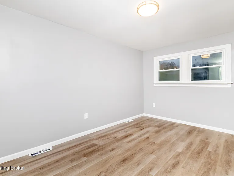 204 W Warfield St — Photo 16